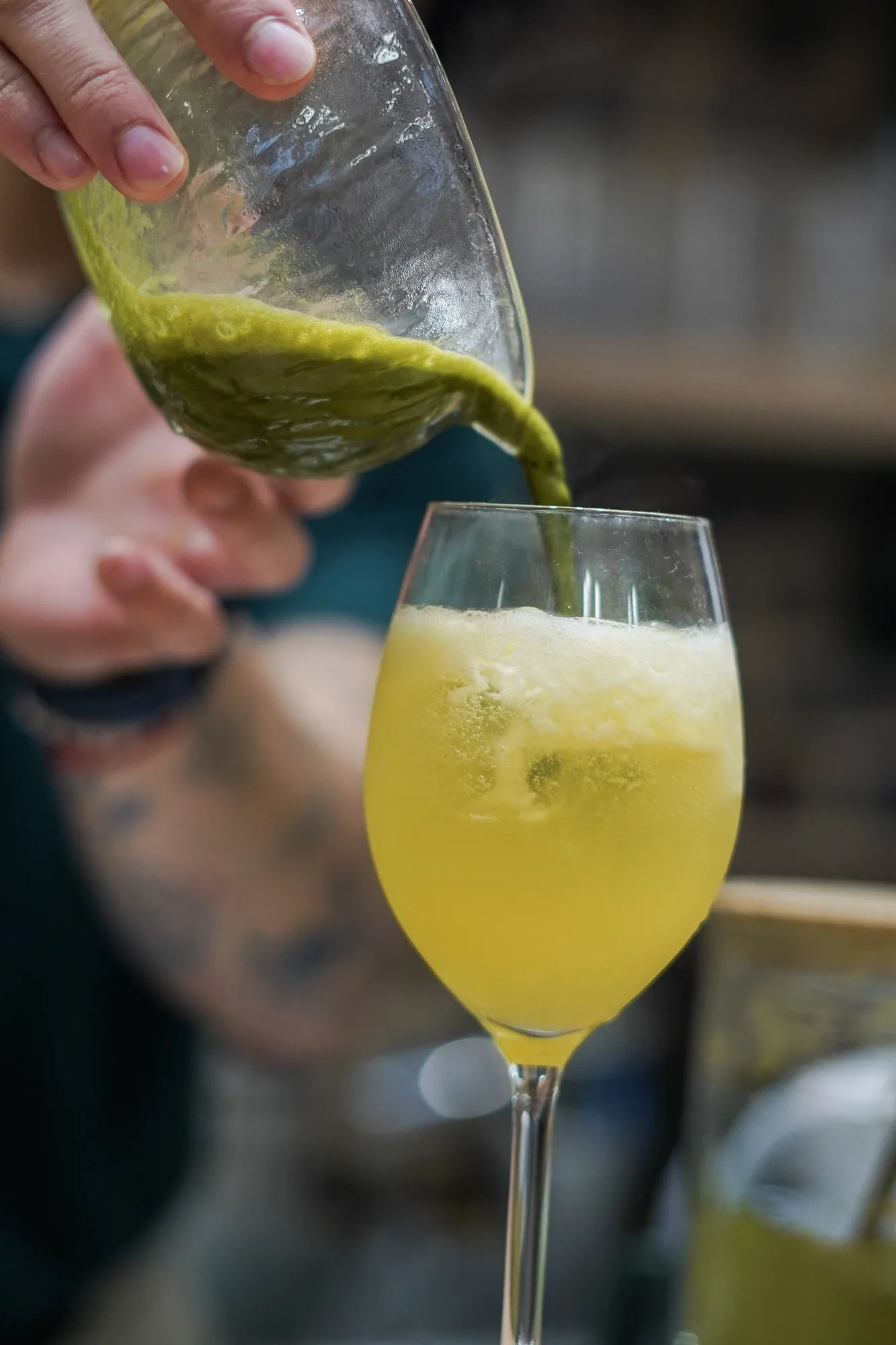 matcha pinapple cocktail verse bouillon vert sur jaune