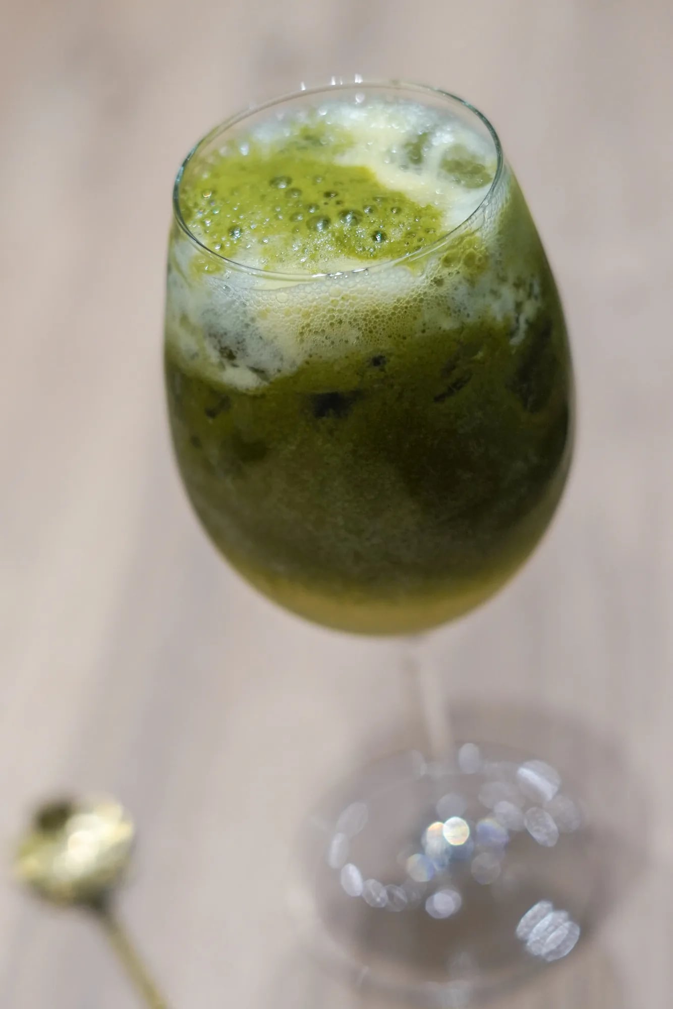 verre matcha frappe mousse vue plongee bois
