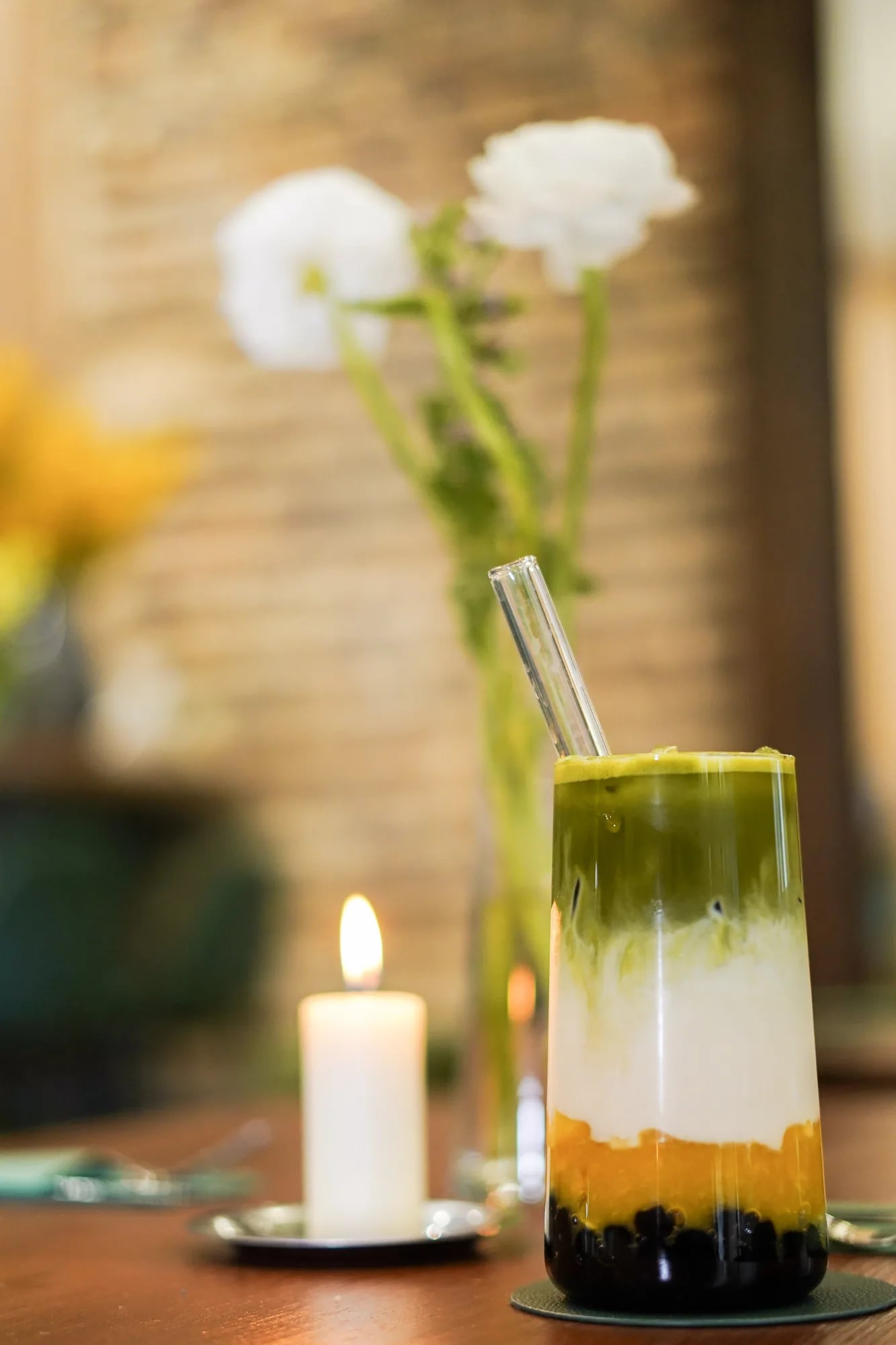 bubble tea strates fleurs blanches bougie paille verre