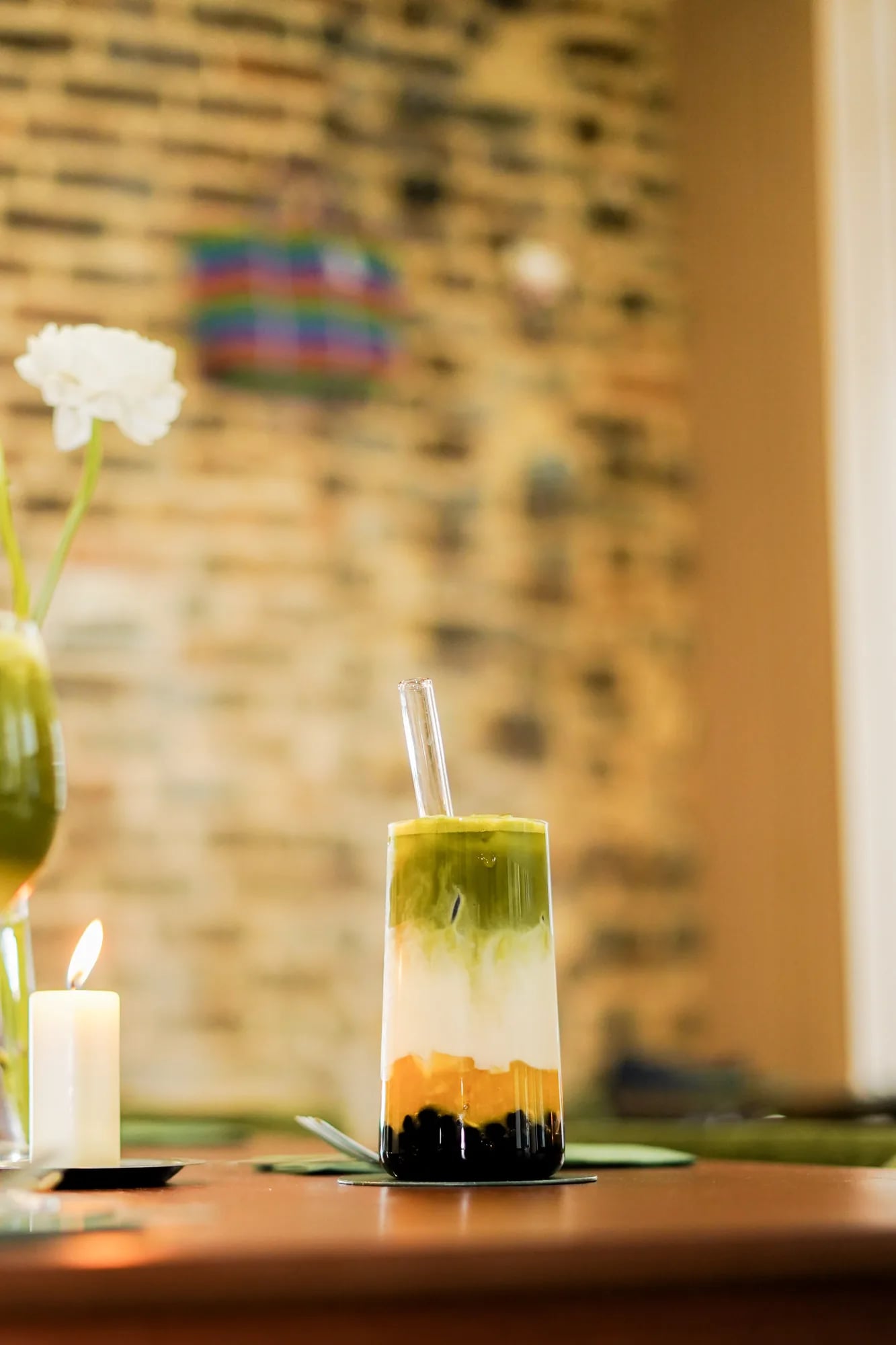 bubble tea sur table mur briques bougie ambiance