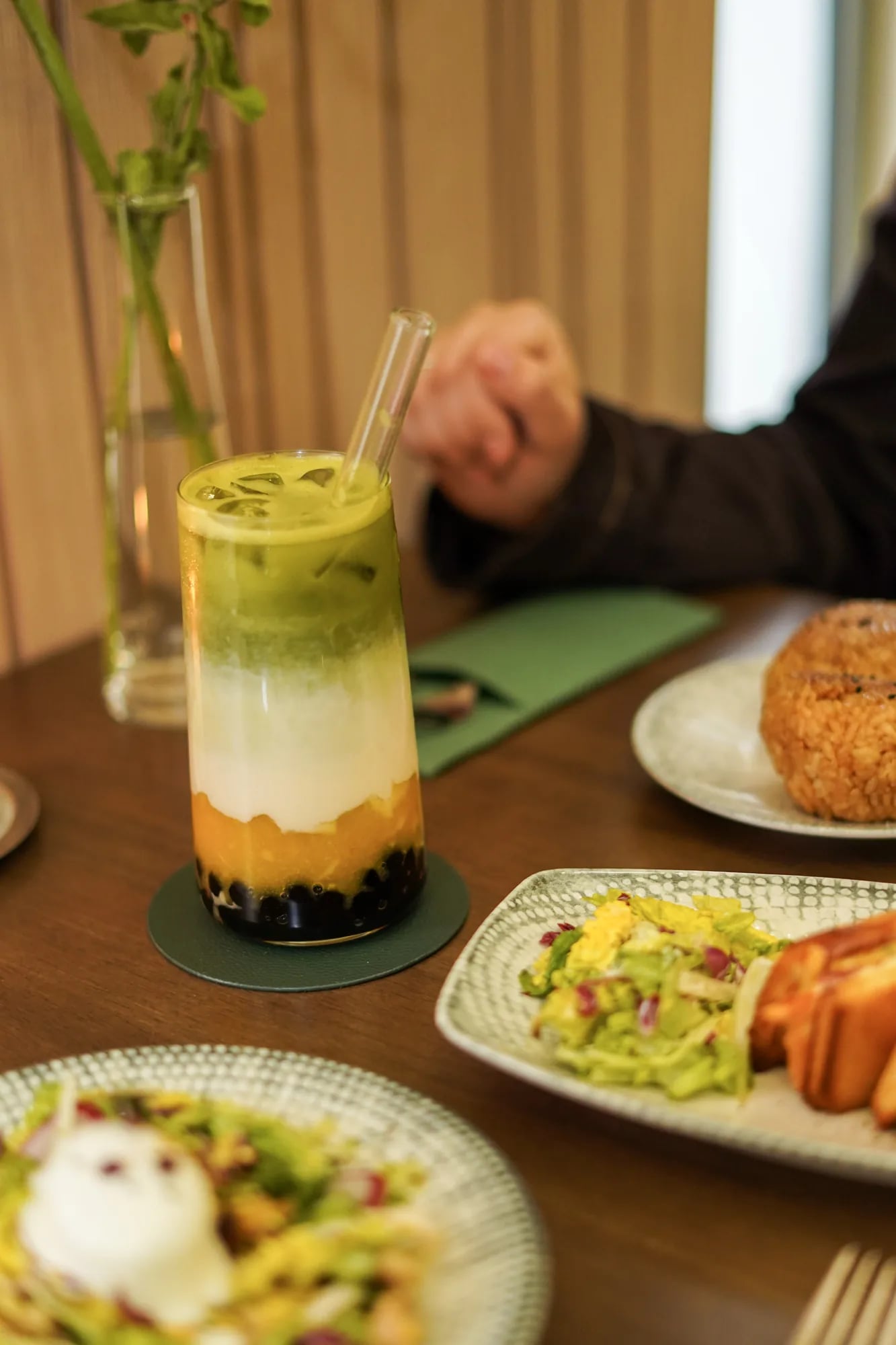 Verre matcha latte degrade aux perles tapioca, scene table