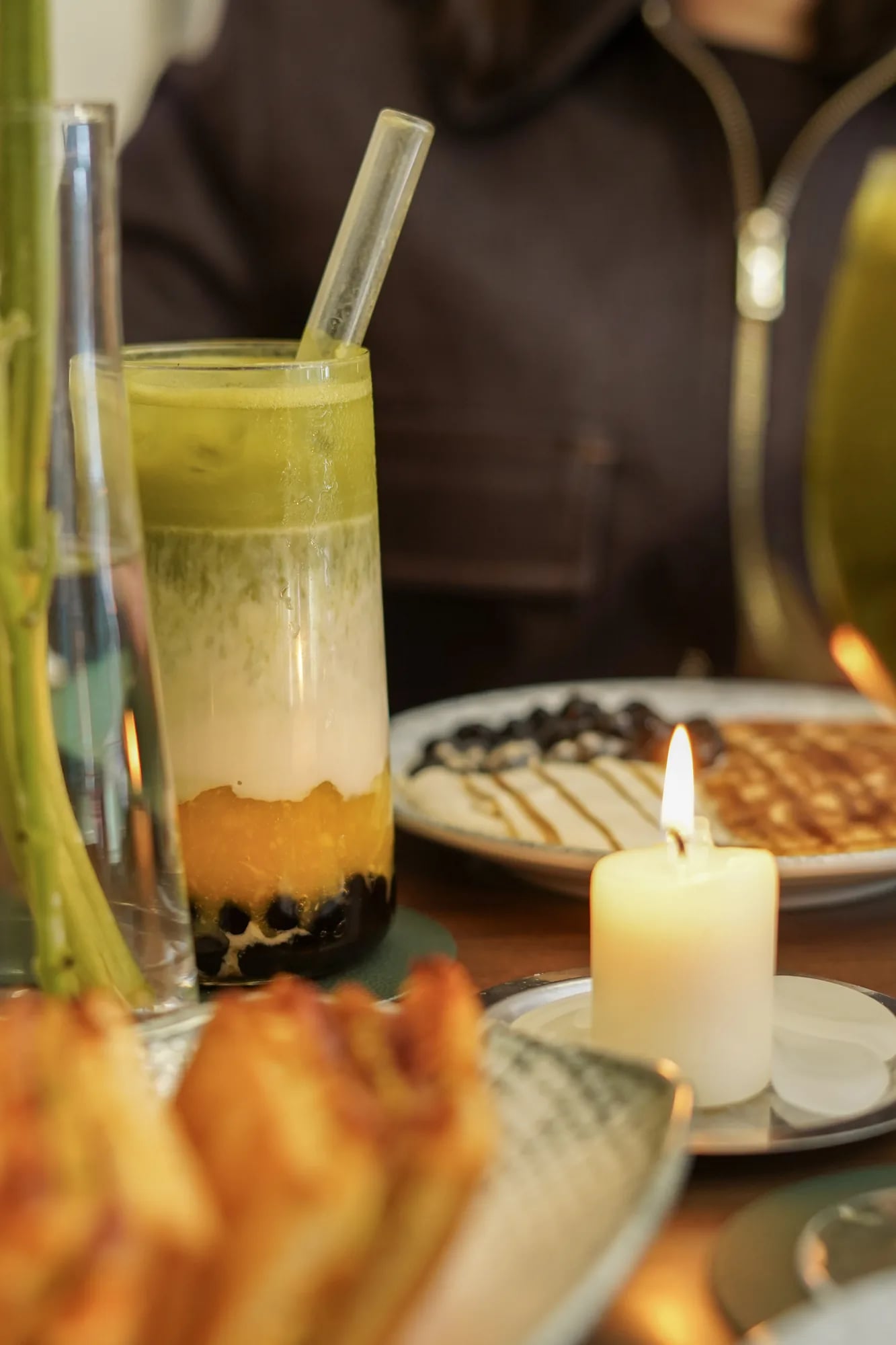 Bubble tea matcha couches mangue tapioca, ambiance bougie