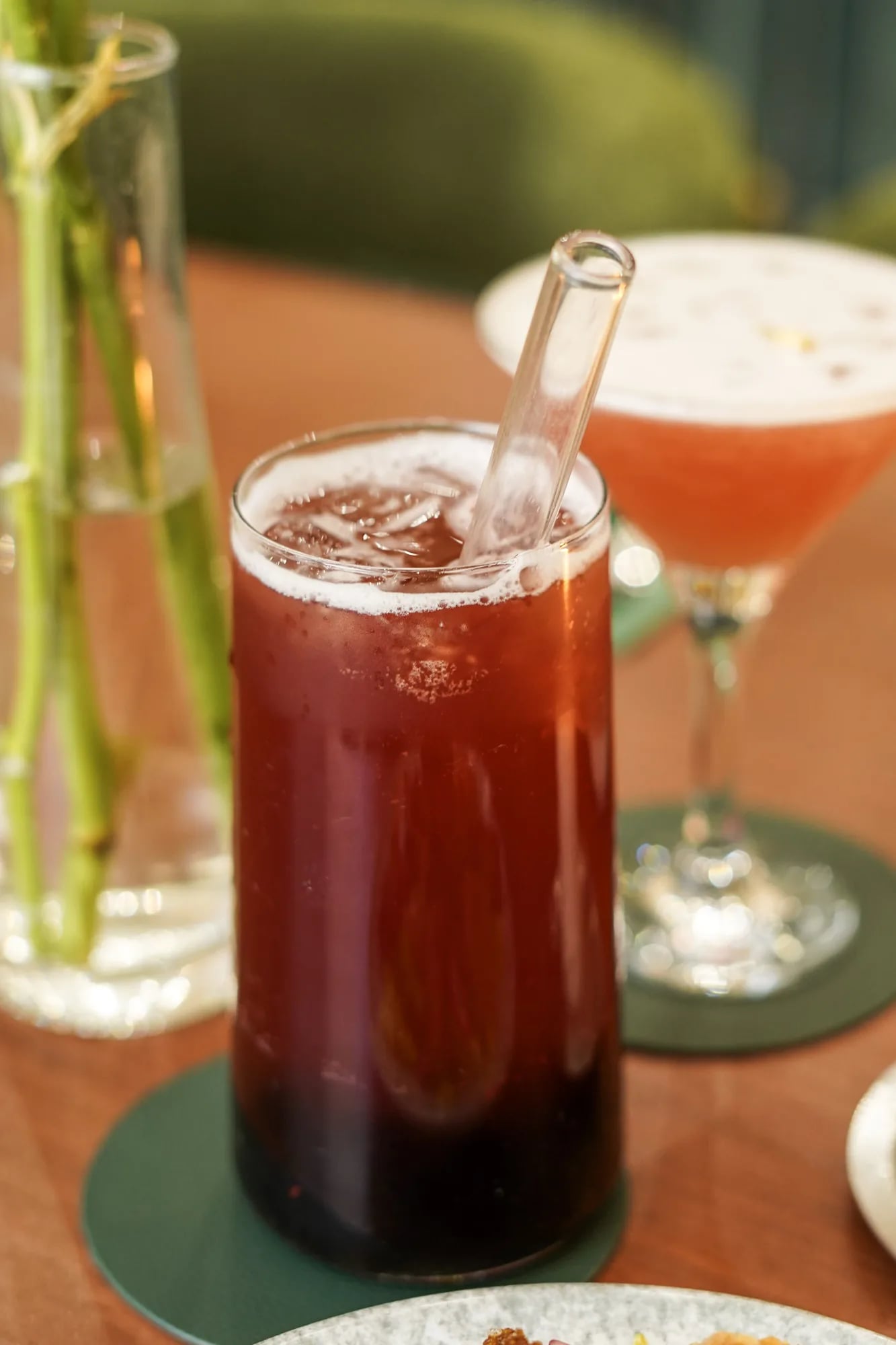 Ice tea fonce verre haut paille verre martini flou arriere