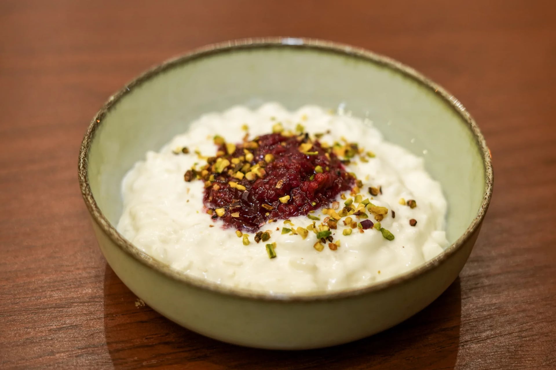 Riz au lait avec compote framboise et pistaches concassees