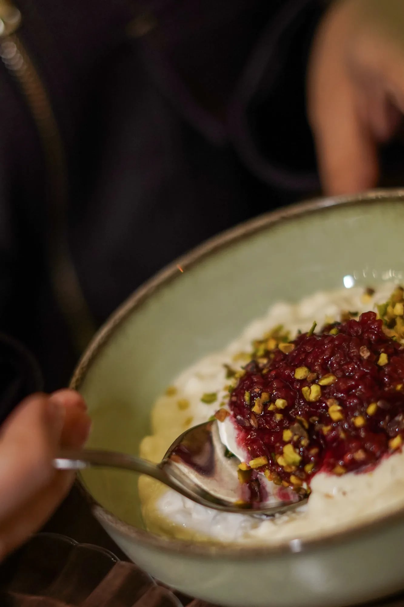 Riz au lait framboise pistache cuillere en mouvement