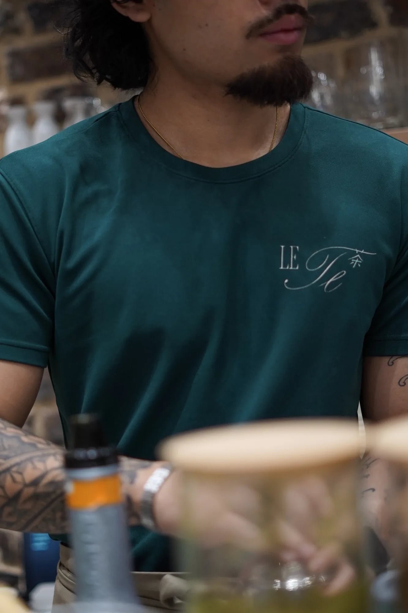 barista t-shirt vert logo Le Te tatouages bras polynesien
