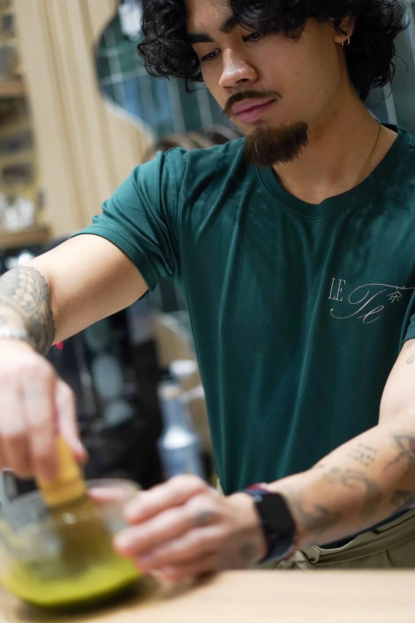 barista mire concentre fouette matcha bol verre