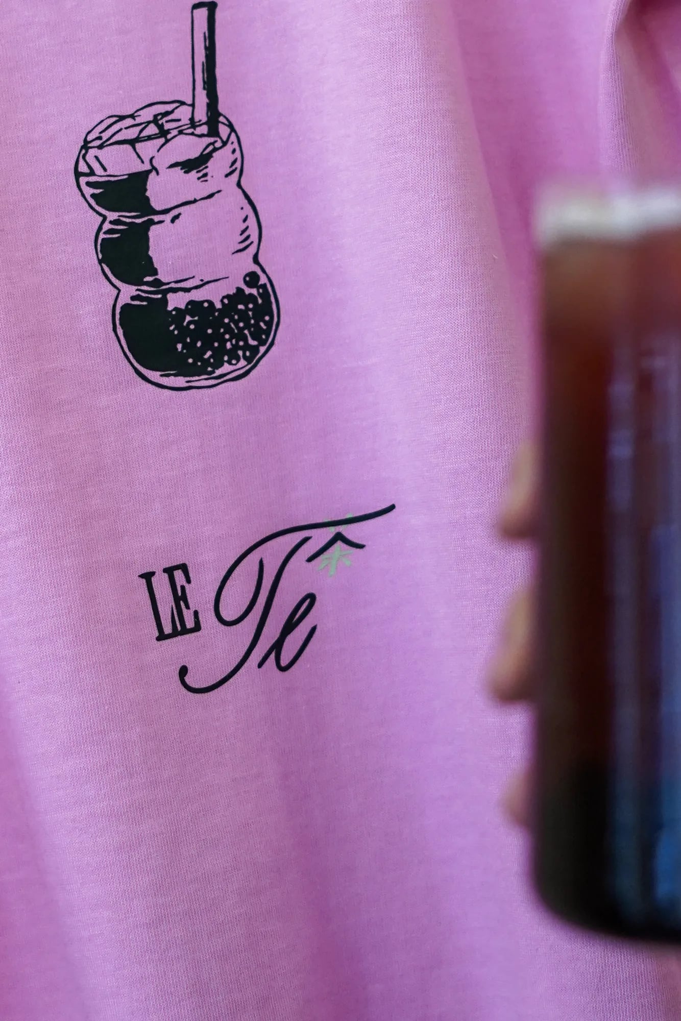 Macro logo Le Te sur t-shirt rose detail typographie