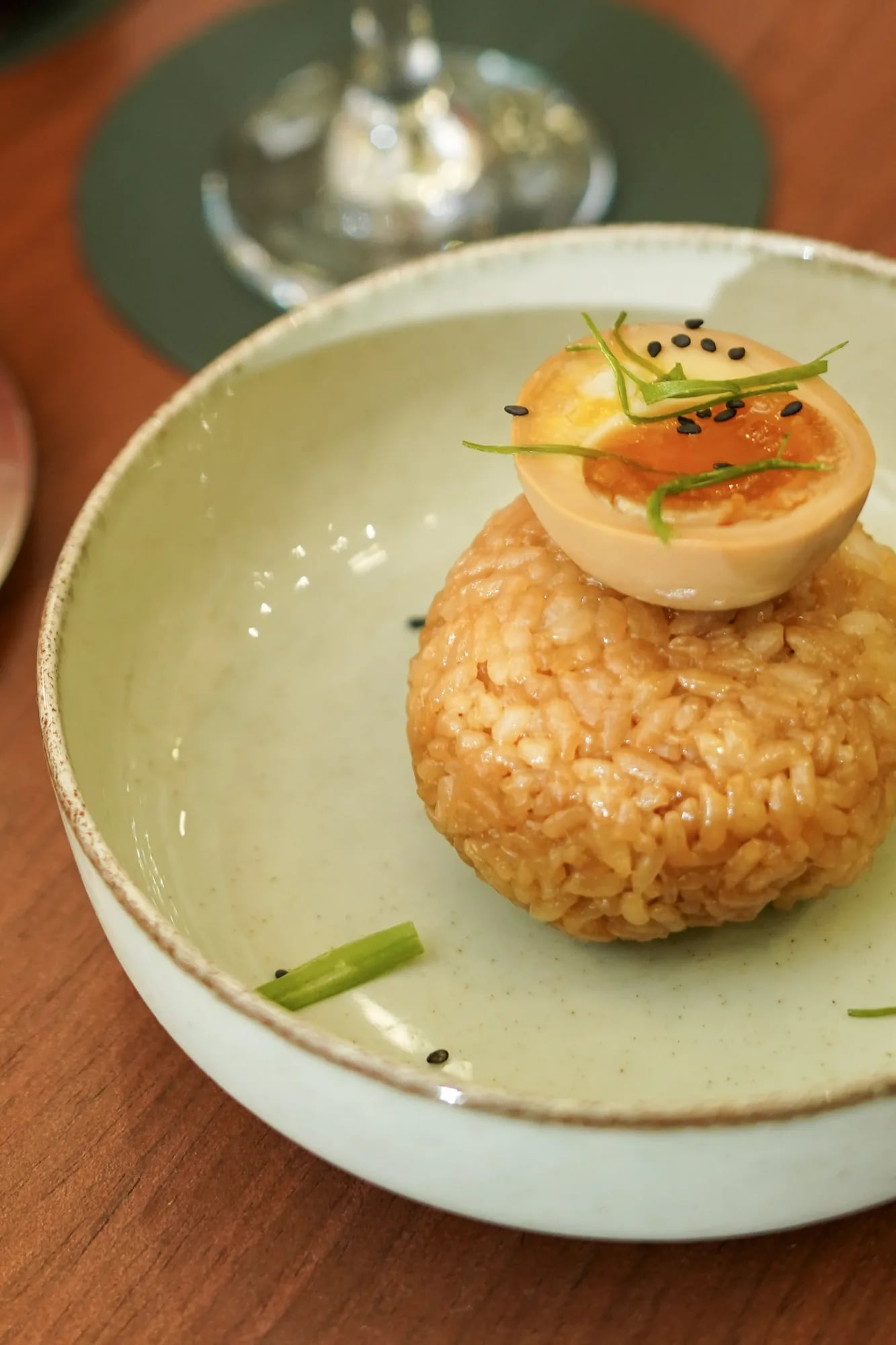 Lo Bah onigiri riz colle avec demi-oeuf marine ciboule