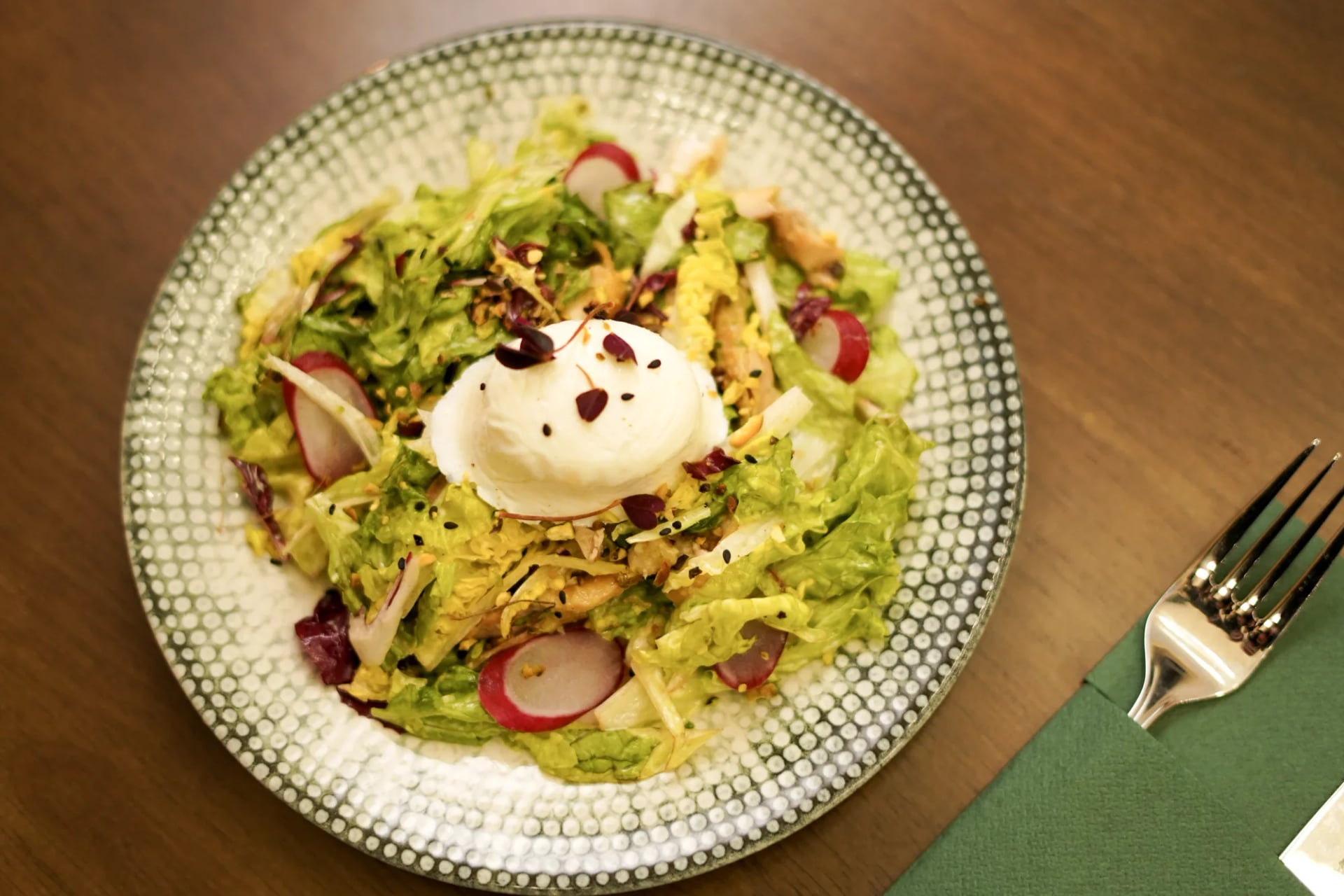 salade oeuf poche fourchette nappe verte plongee