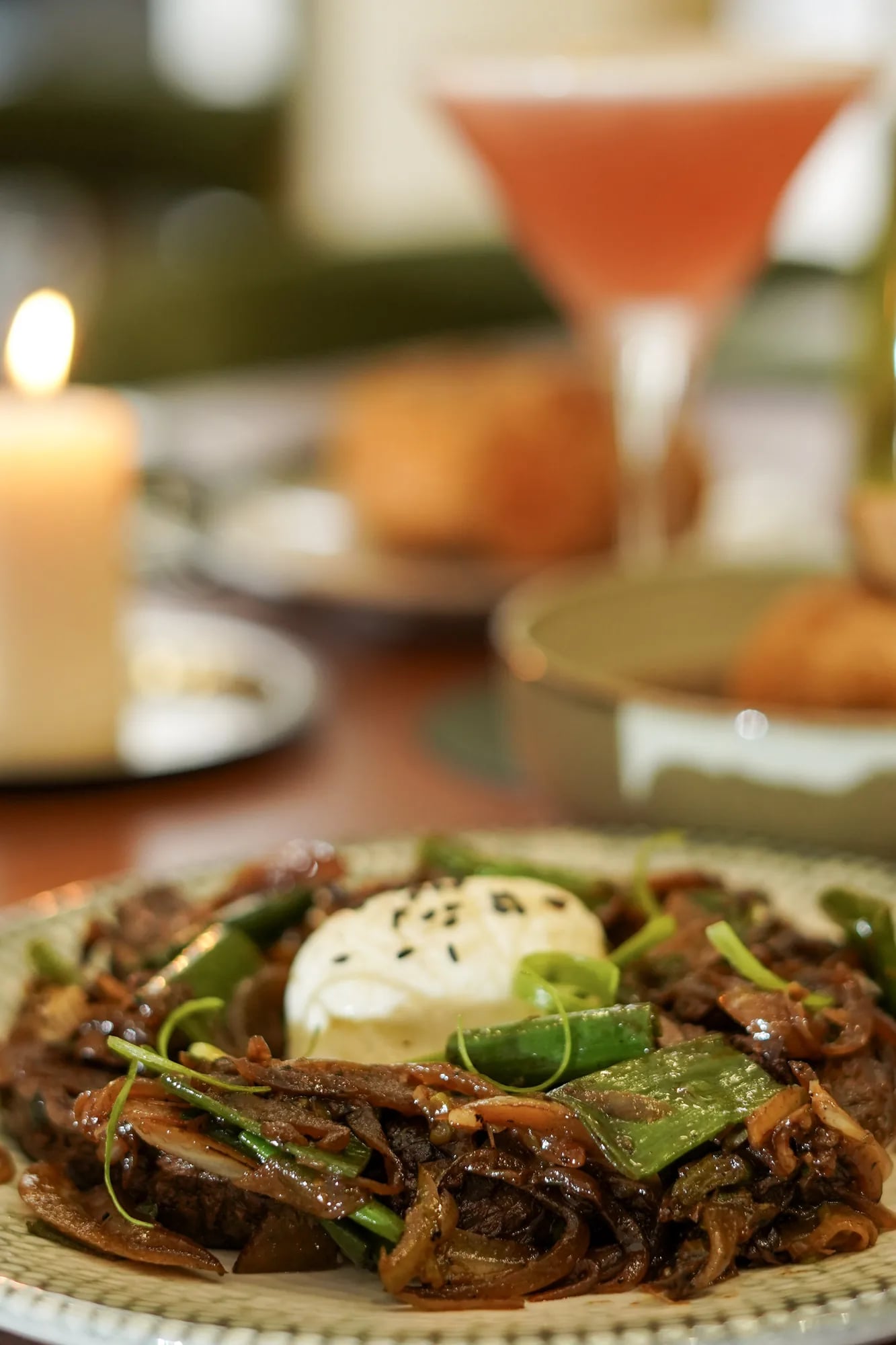 Boeuf a l'oignon oeuf poche sesame, ambiance bokeh chaude