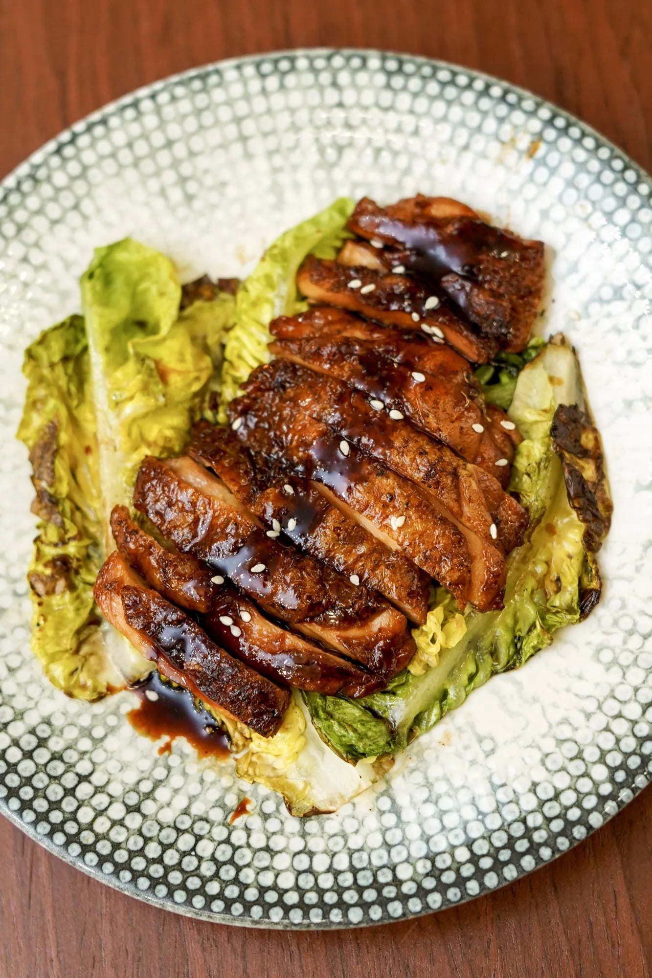 Poulet glace sauce soja vue verticale haute, salade braisee