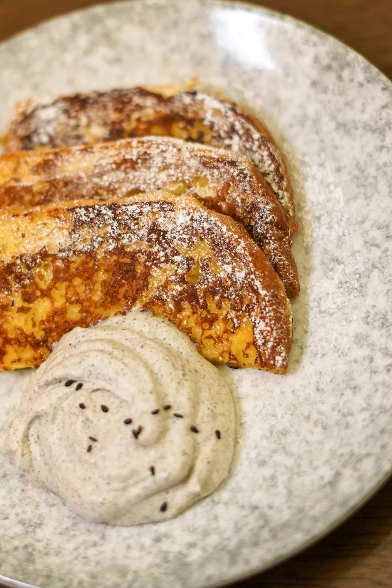 Brioches perdues avec chantilly sesame noir