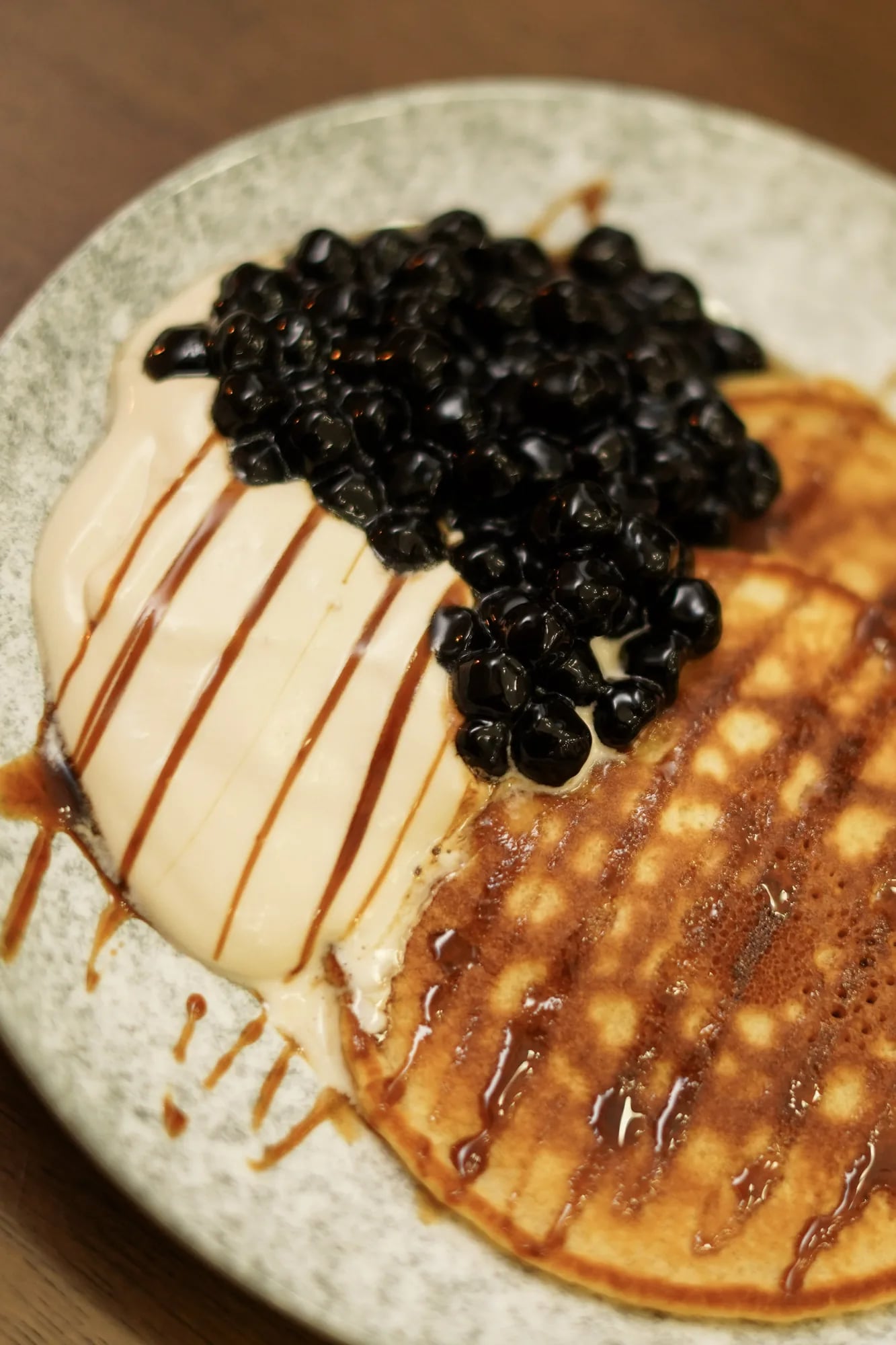 Pancake brown sugar avec creme et perles tapioca, plan rapproche