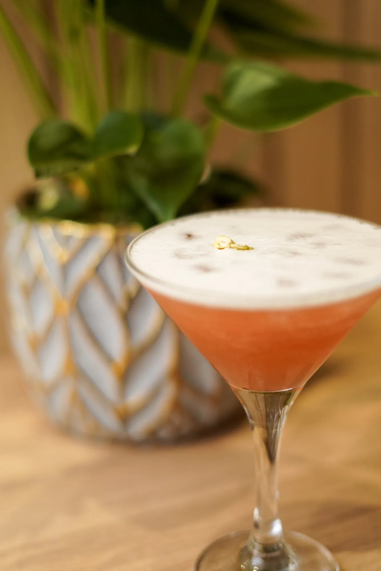 Macro cocktail rose mousse aerienne plante flou, gros plan