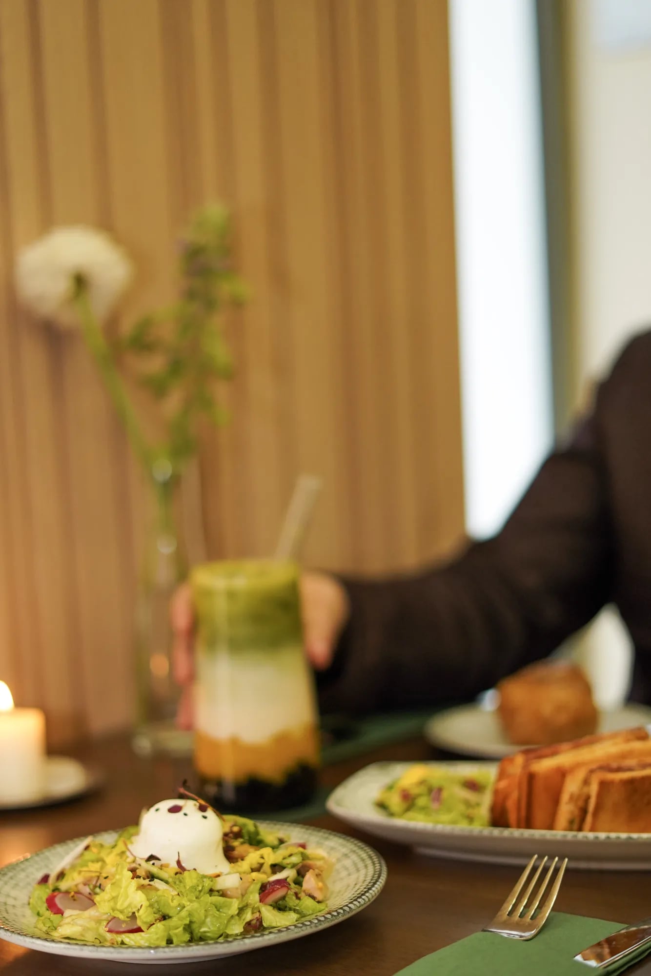 Table dressee : matcha latte aux perles, salade et croque maison