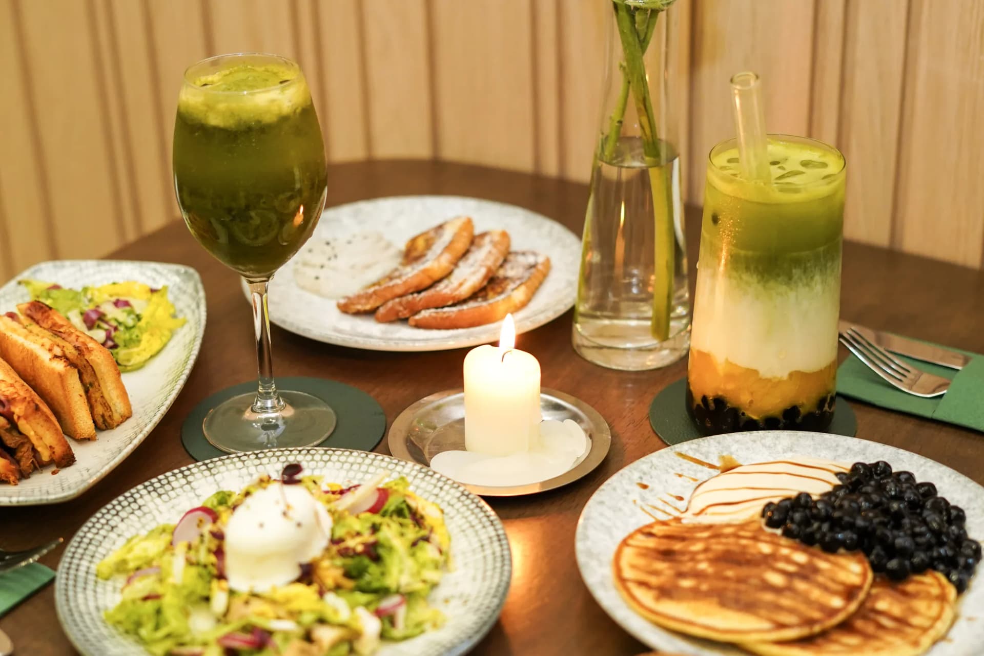 Table dressée multiplats Le Tê et MAISON LE TÊ : salade, croque-madame, pancakes, matcha